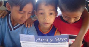 Niños en la misión que los Siervos tienen en Olanchito (Honduras).