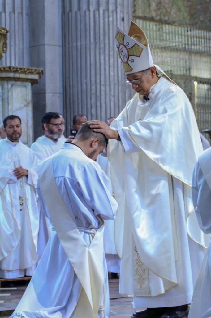 Arzobispo de Puebla, México, impone las manos a un nuevo sacerdote Siervo de Jesús.