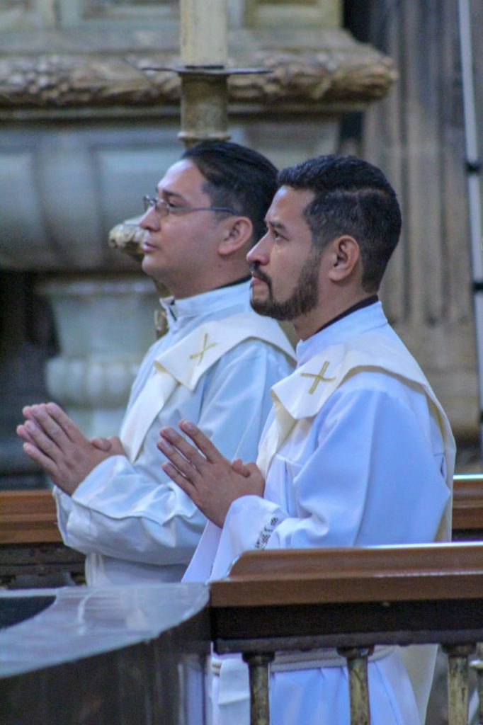 Dos recién ordenados sacerdotes Siervo de Jesús.