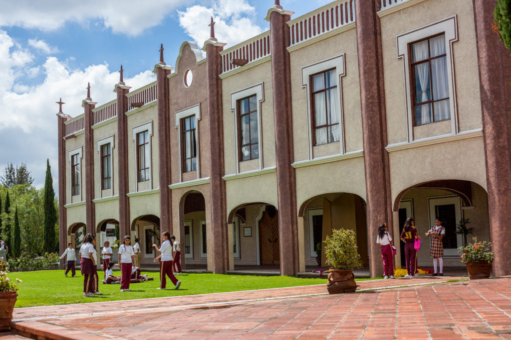 Fachada principal del Instituto Miguel de Cervantes en Puebla, México
