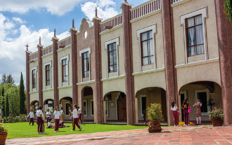 Exterior del colegio Miguel de Cervantes en Puebla (México).