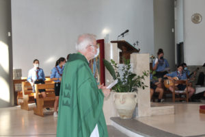 El Padre José Manuel subiendo al altar en la parroquia de San Giovanni en Roma.