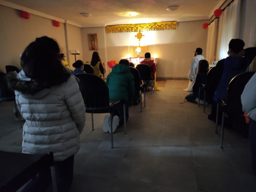 Grupo de jóvenes en adoración Eucarística para la preparación de la confirmación 