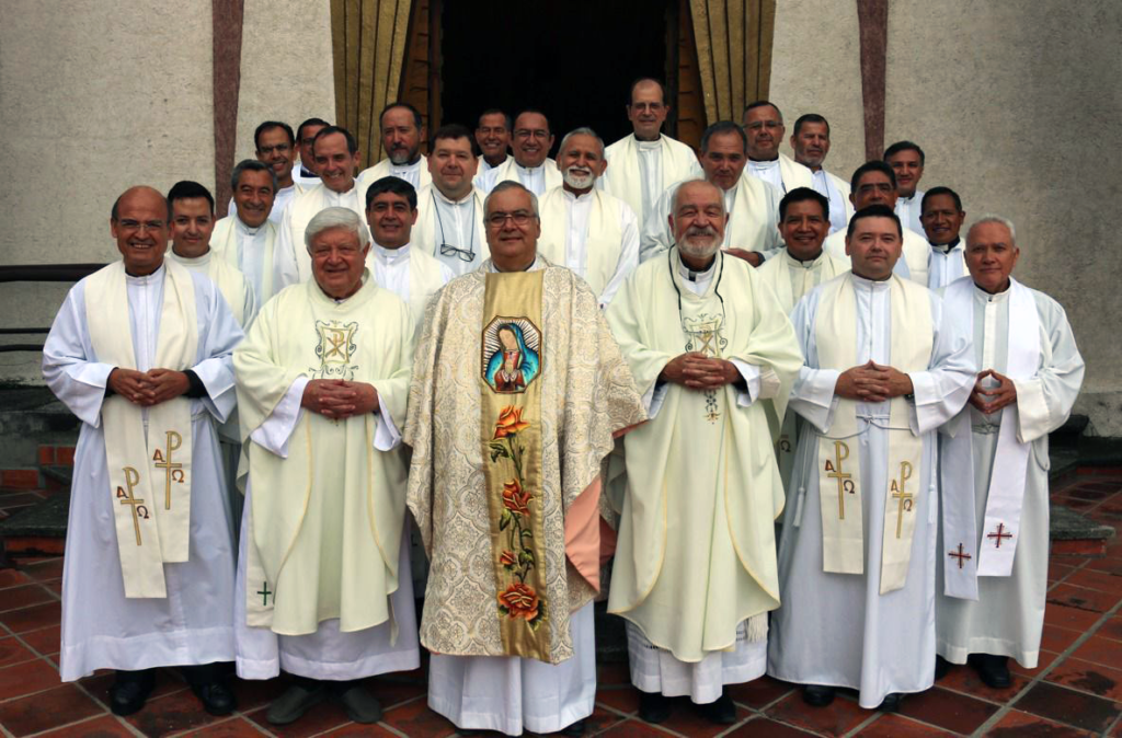 El P. Carlos Balderas (centro) con algunos Siervos en la misa de clausura del Capítulo.