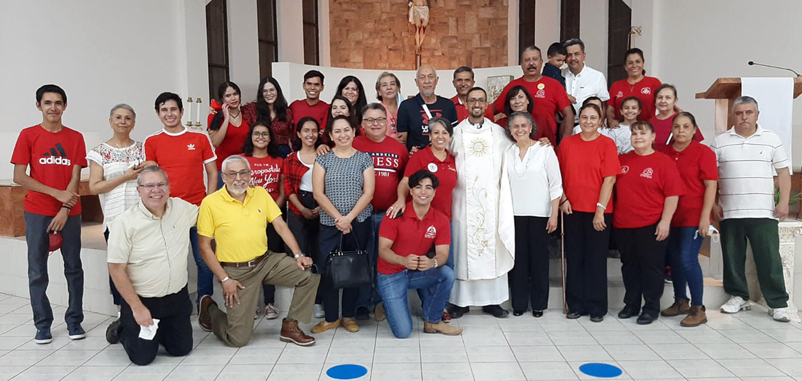El equipo del Ministerio parroquial de la Hospitalidad con el P. David Salas, S. de J. (centro).