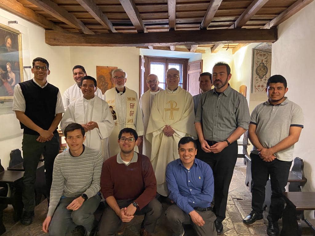 El Superior General, P. Carlos Balderas (centro) con sacerdotes y estudiantes Siervos de Jesús.