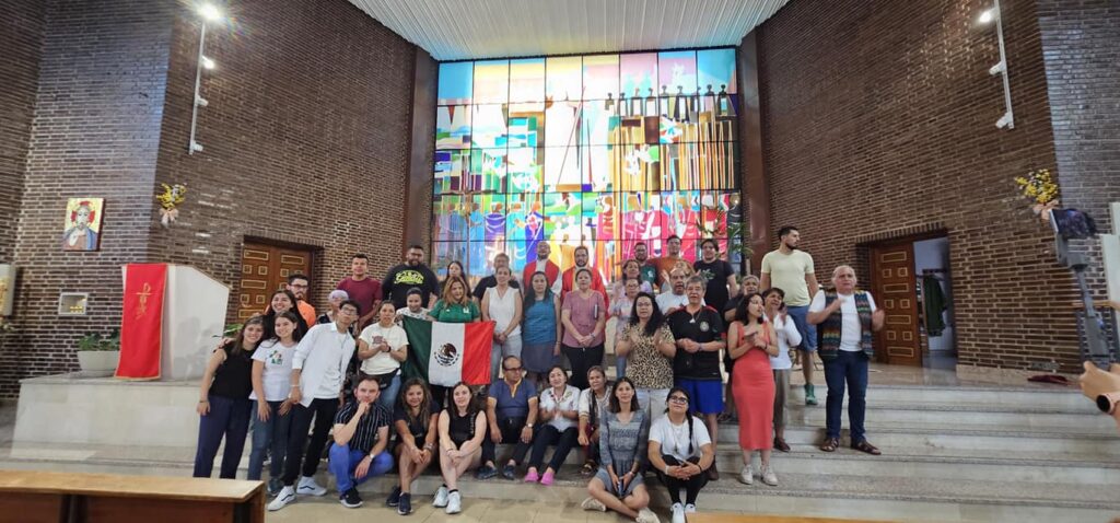 P. Victoriano con los peregrinos en su visita a la Comunidad de Siervos en Madrid