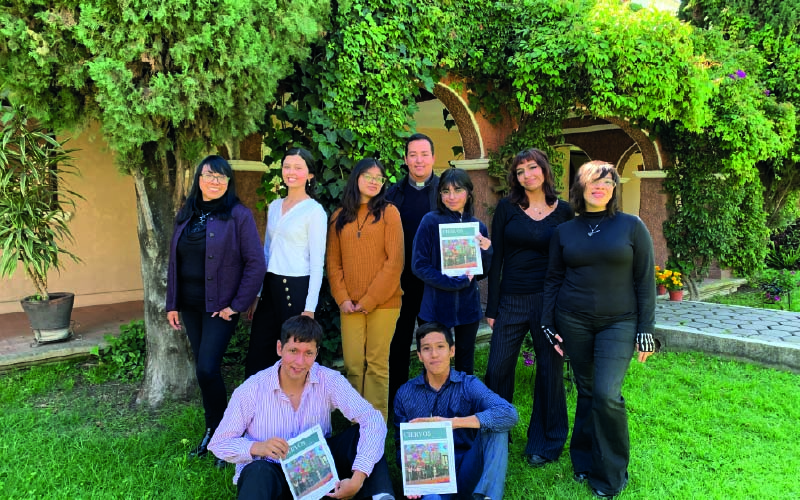 La profesora Laura Orozco (izquierda), responsable de la iniciativa, y el P. Jorge Martínez, S. de J. (centro), director del IMC, con los estudiantes que elaboran Ciervos Time.