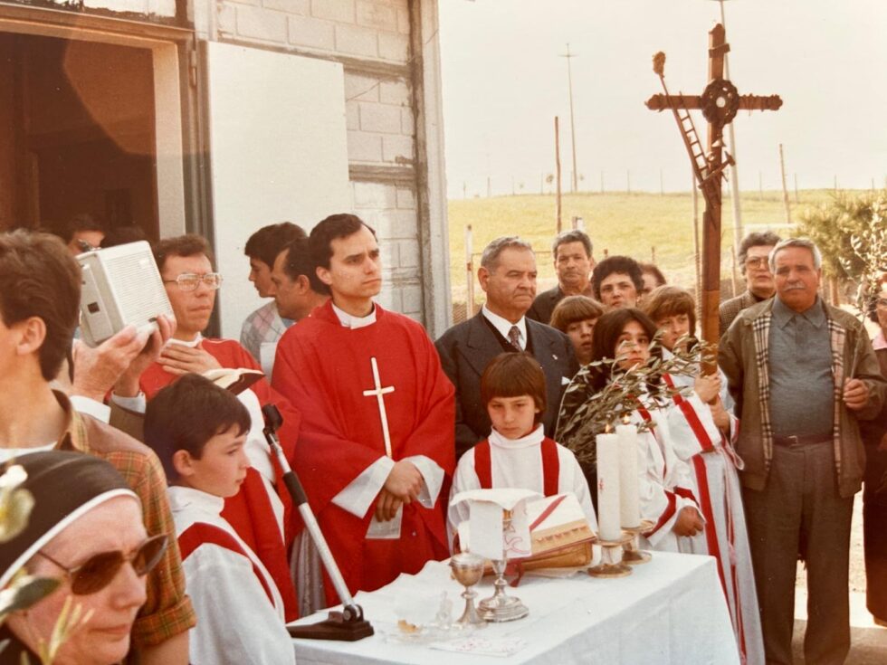 P. Robert Prevost, ahora León XIV (centro), en 1984 durante una misa en Cesano.
