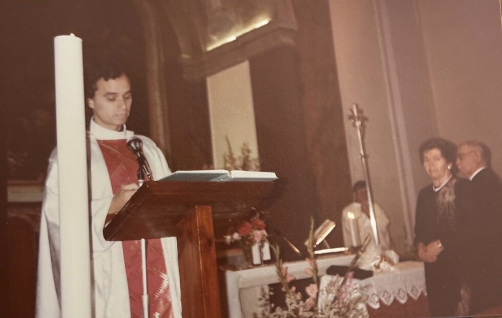 El P. Robert Prevost en la parroquia del Borgo de Cesano.