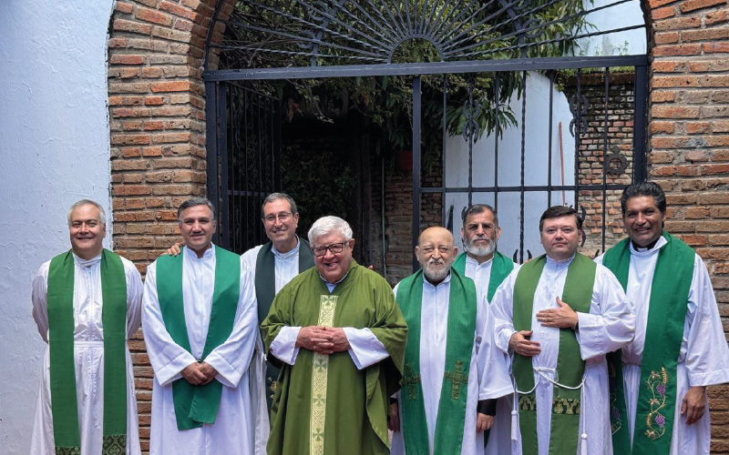 Algunos Padres, en la casa donde vivirán los religiosos mayores y enfermos