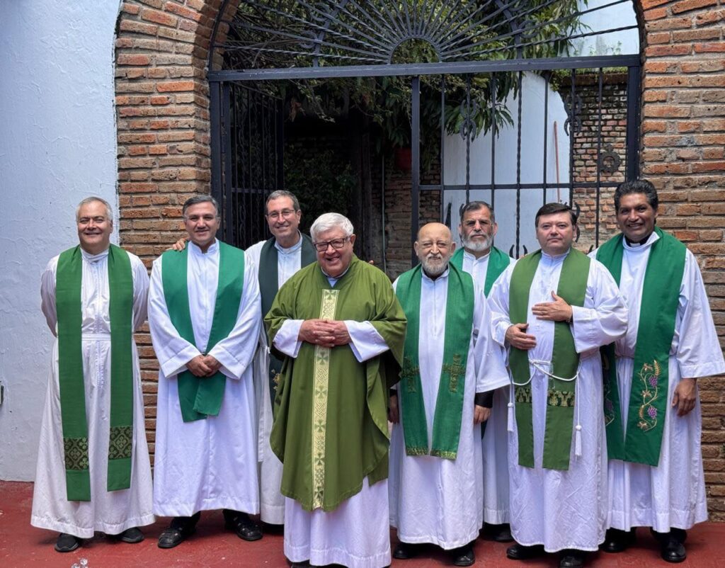 Algunos Padres, en la casa donde vivirán los religiosos mayores y enfermos